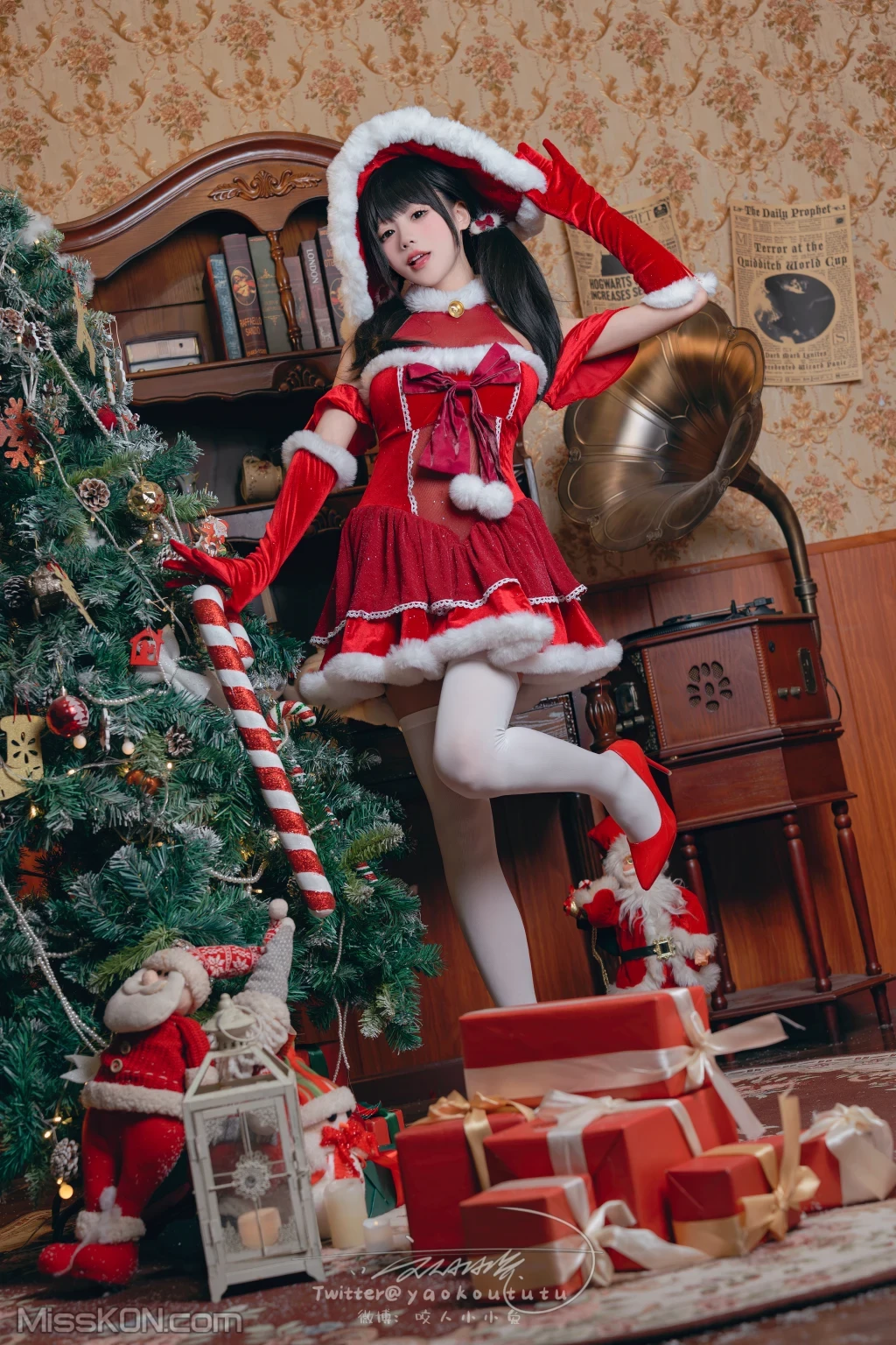 Coser@黏黏团子兔： 魔女圣诞夜 [70 photos ]