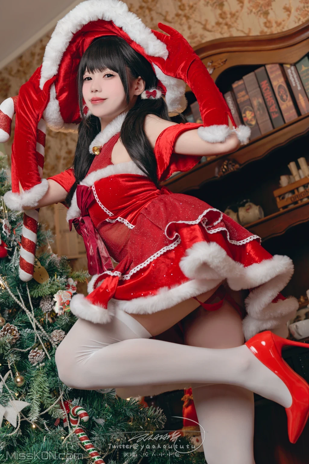 Coser@黏黏团子兔： 魔女圣诞夜 [70 photos ]