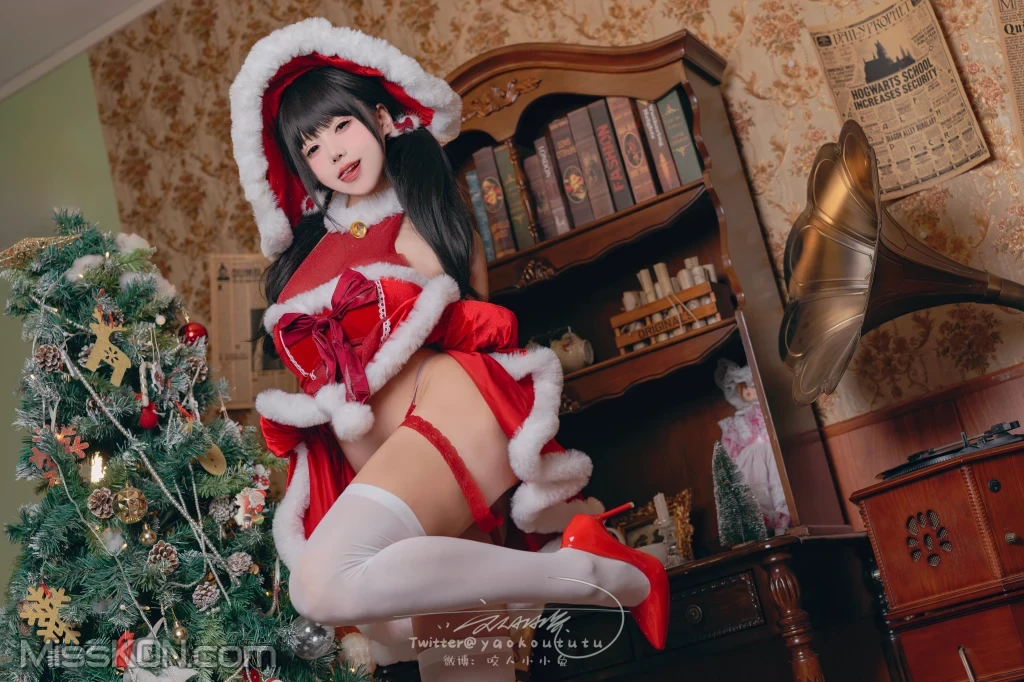 Coser@黏黏团子兔： 魔女圣诞夜 [70 photos ]