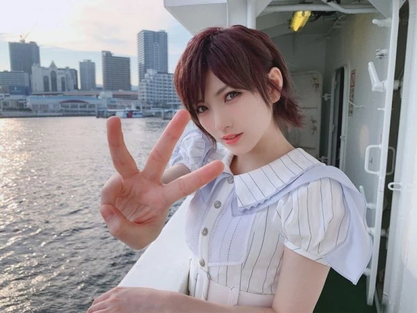 冈田奈々 过去に楽屋里の半裸姿流出したAKB冈田奈々 彼女感たっぷりな水著姿が可爱...