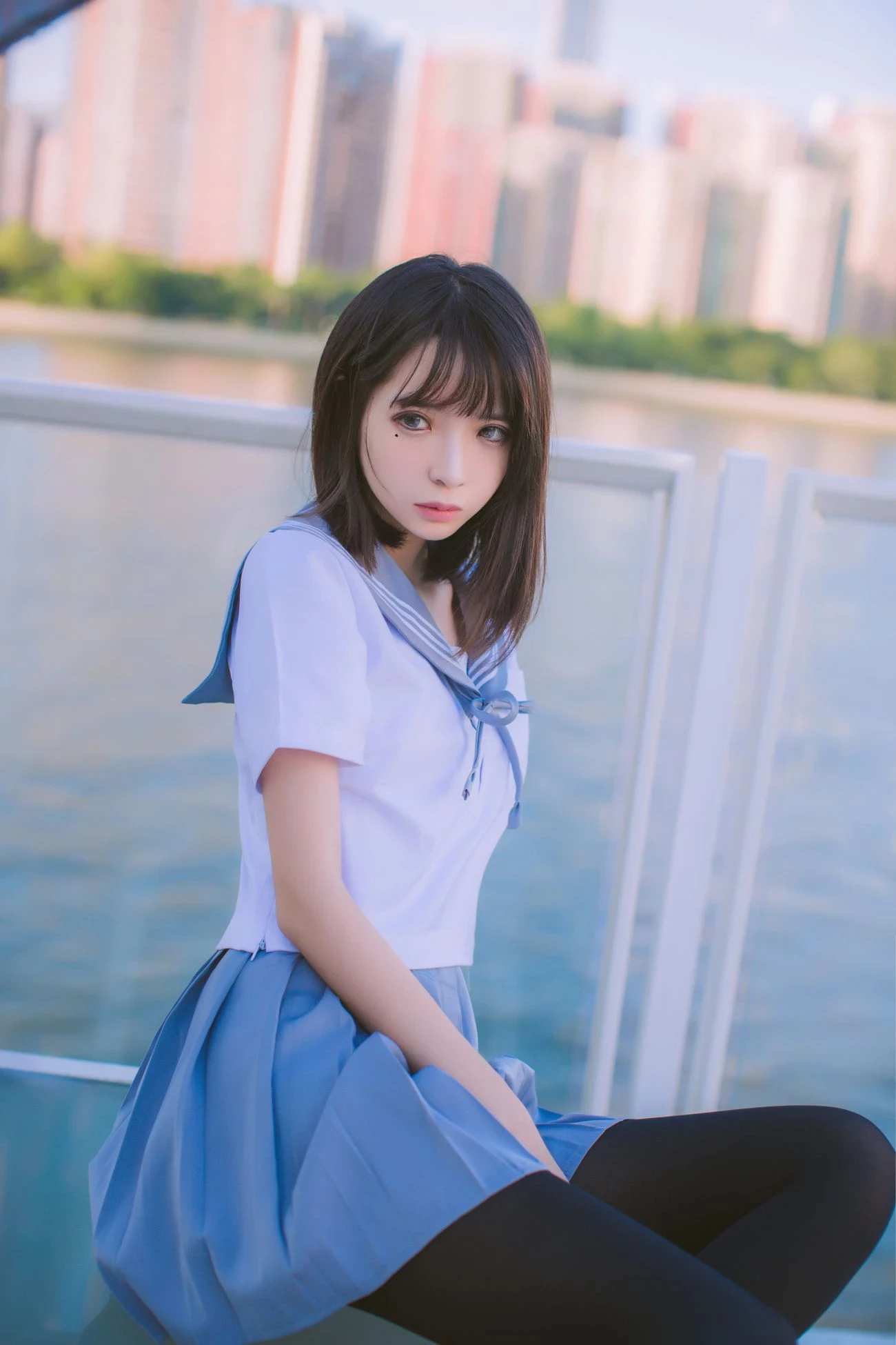 [COSER] 疯猫ss – 海边水手服黑丝少女写真