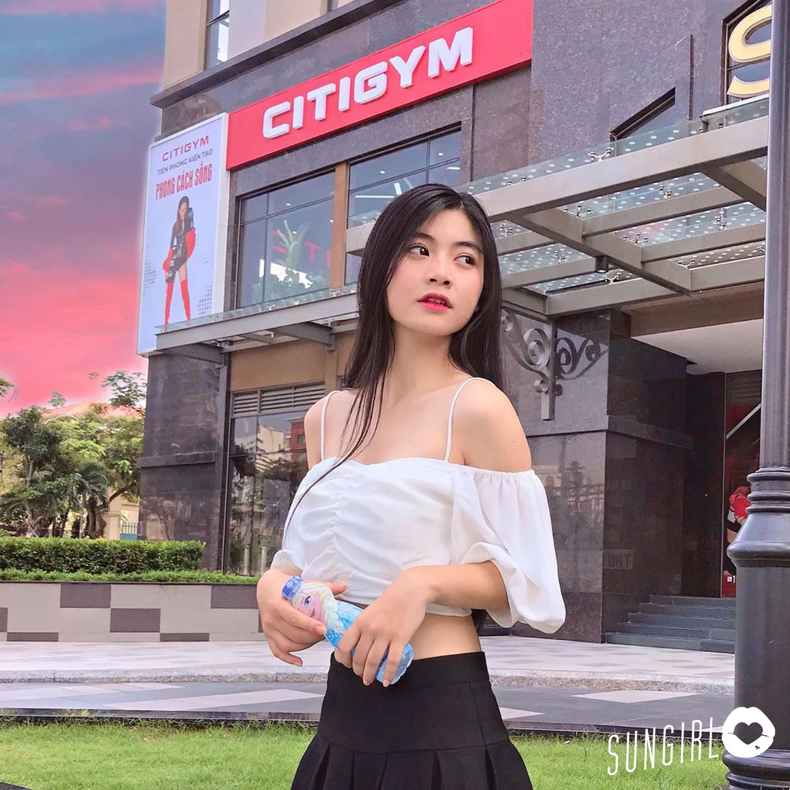 Nguyễn Bùi Nam Phương 越南女学生毕业照爆红