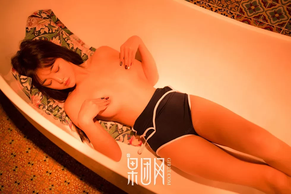 [GIRLT果团网]熊川纪信No.016_邻家美眉浴缸里半脱死库水两手遮点火辣诱惑写真44P