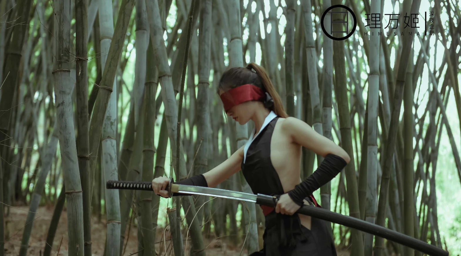 [网络收集]理万姬 - 无椮 女武士竹林露出 撇尿解放 [31P]