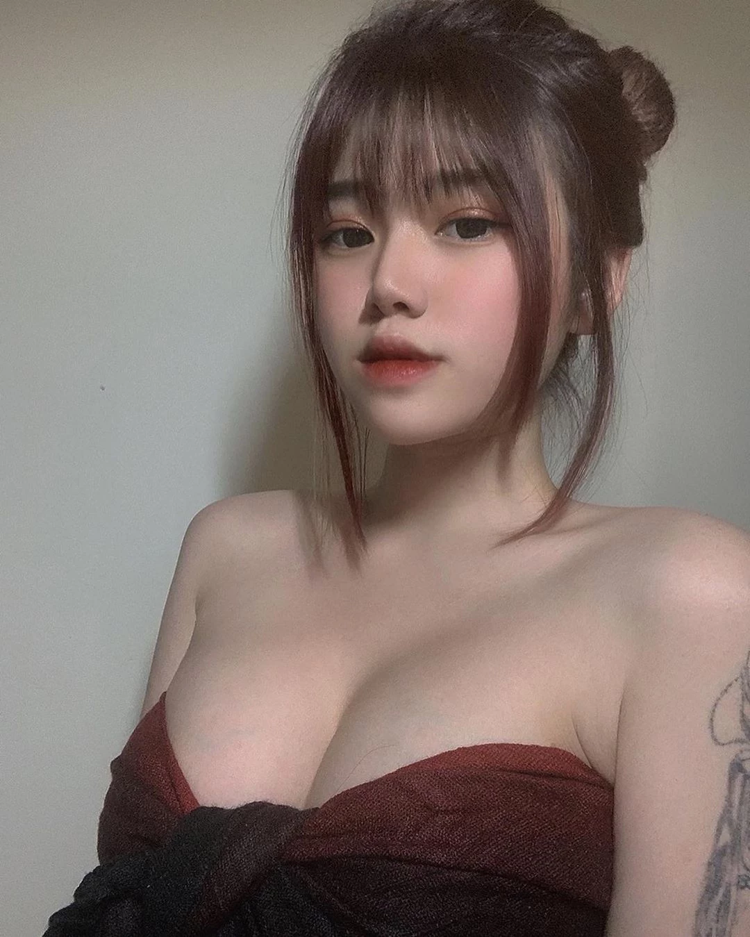 拥有一对丰满巨乳 翘臀的吸睛程度也不遑多让~Kaylie