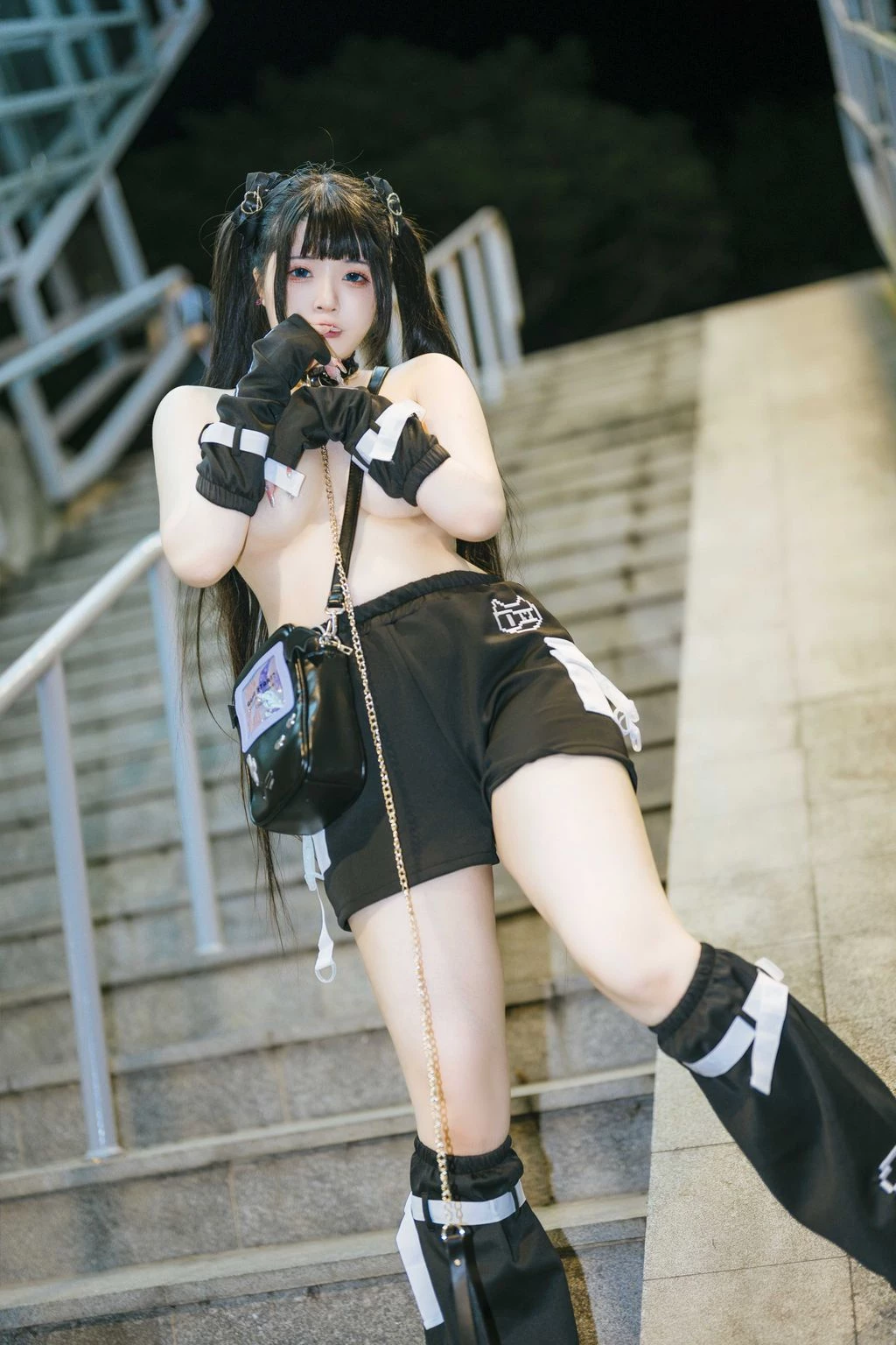 Coser@落落Raku： 城市女孩 [47 photos]