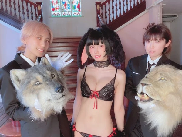 人気コスプレイヤーえなこ 獣たちに露出おっぱいを揉まれた姿を晒されるｗｗ